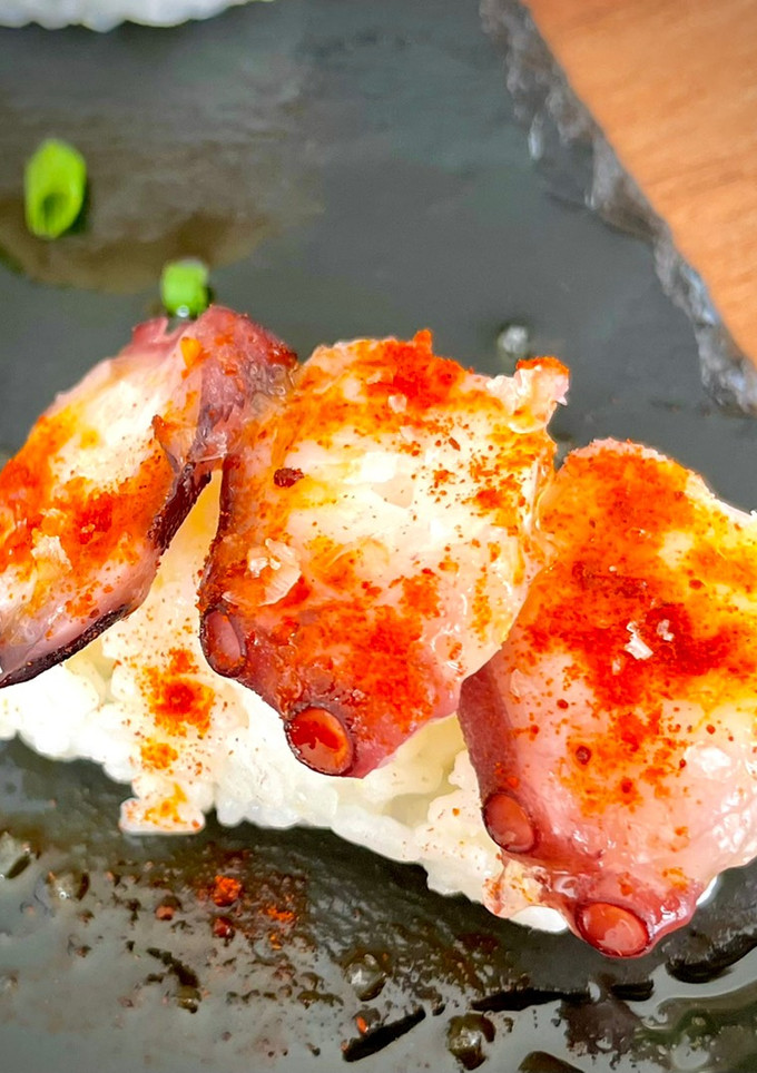 Una foto de Sushi Ibérico: Nigiri de Pulpo a la gallega