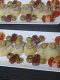 Patatas cocidas con paté acompañadas de pinchos