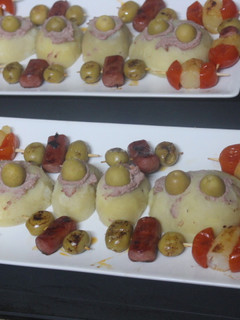 Una foto de Patatas cocidas con paté acompañadas de pinchos