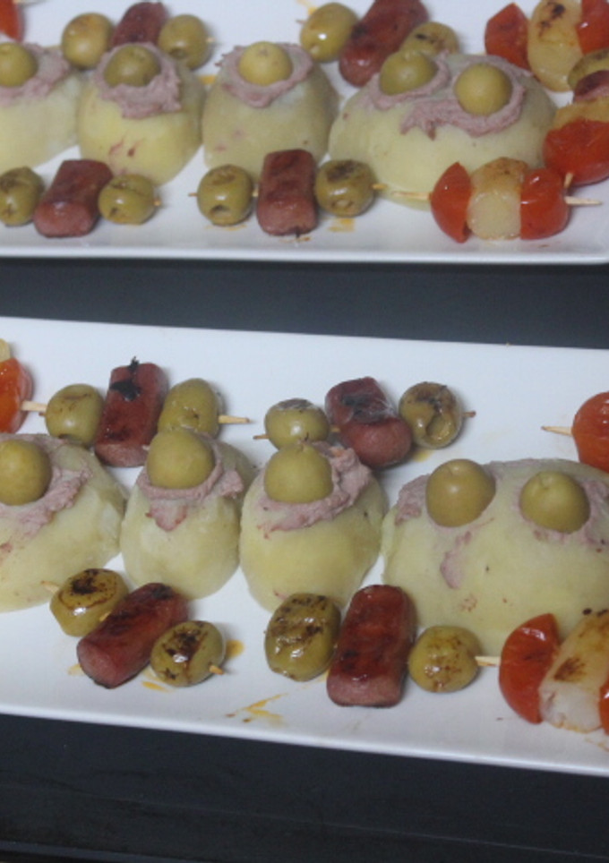 Una foto de Patatas cocidas con paté acompañadas de pinchos