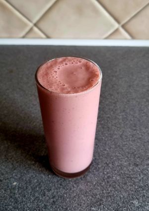 Cukor nélküli egészséges eper smoothie recept fotója