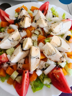 Una foto de Ensalada fresca con aceite aromatizado con ajo negro