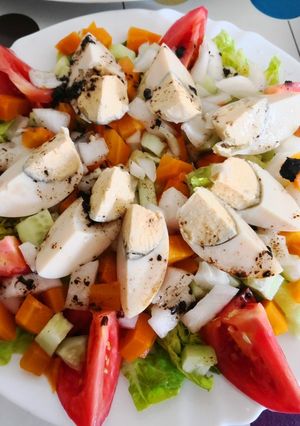 Una foto de Ensalada fresca con aceite aromatizado con ajo negro