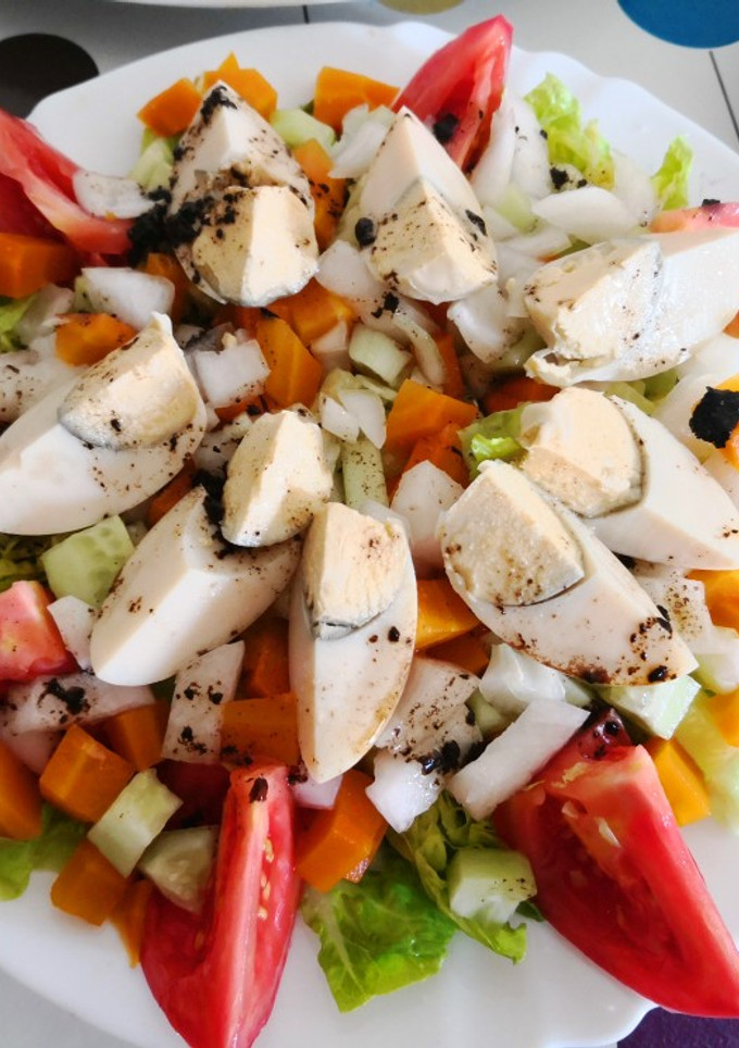 Una foto de Ensalada fresca con aceite aromatizado con ajo negro
