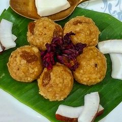 A picture of Roti Laddu (Leftover Roti Ka Sweet Laddu).