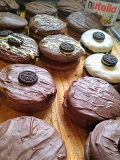 Una foto de Alfajores Caseros bañados en Nutella 💣🍫