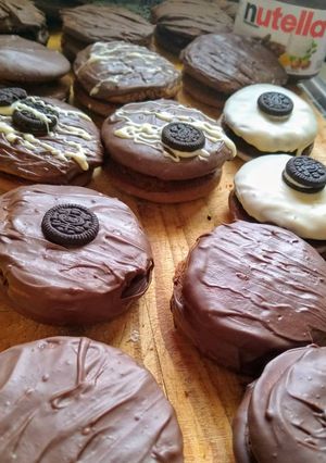 Una foto de Alfajores Caseros bañados en Nutella 💣🍫