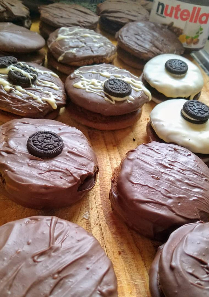 Una foto de Alfajores Caseros bañados en Nutella 💣🍫