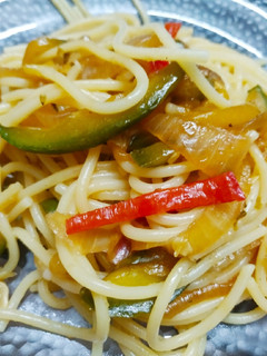 Una foto de Vermicelli con vegetales salteados 🍝🌶️🧅
