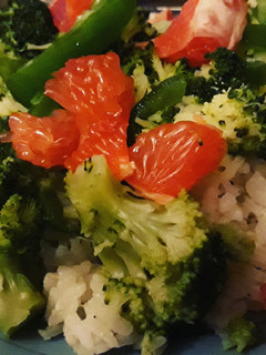 Una foto de Arroz blanco con brócoli y pomelo
