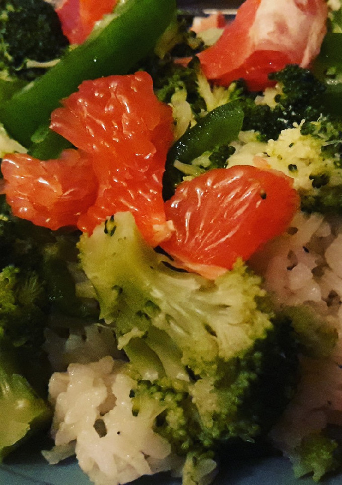 Una foto de Arroz blanco con brócoli y pomelo