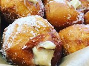 Une photo de levure fraîche beignet