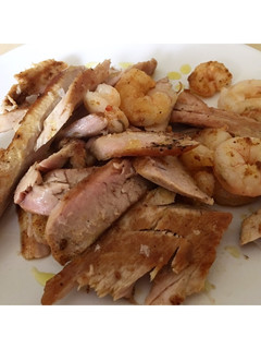 Una foto de Atún a la plancha con salteado de gambas