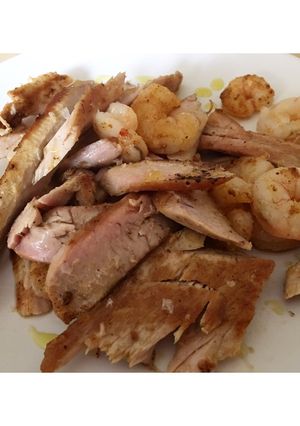 Una foto de Atún a la plancha con salteado de gambas