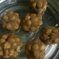 A picture of Bhune chane ke ladoo.