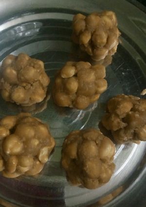 A picture of Bhune chane ke ladoo.