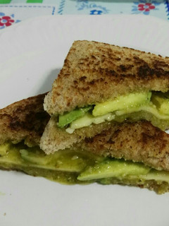 Una foto de Sándwich de pesto, queso y aguacate