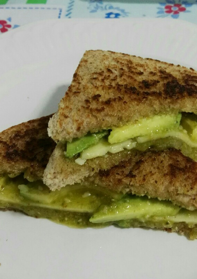 Una foto de Sándwich de pesto, queso y aguacate