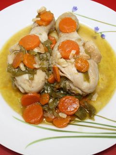 Una foto de Pollo en salsa con zanahorias