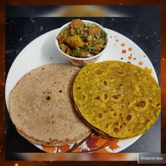 A picture of Undhiyu and Thepla.