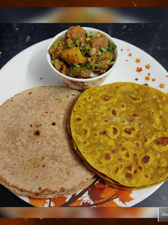 A picture of Undhiyu and Thepla.