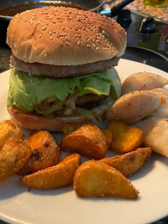 Una foto de Una deliciosa hamburguesa casera