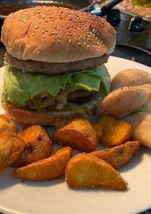 Una foto de Una deliciosa hamburguesa casera