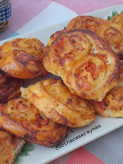 Una foto de Palmeritas de queso y tomate