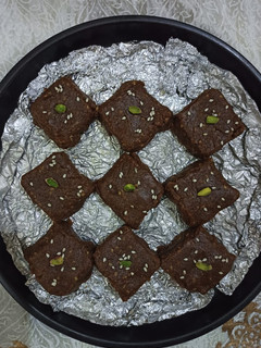 बाजरे के आटे की बर्फी(bajre ke aate ki barfi recipe in Hindi) रेसिपी मुख्य फोटो