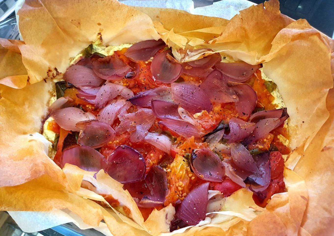 Tarta salada de verduras sobre una capa de queso ricotta al pesto