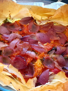 Foto principal de Tarta salada de verduras sobre una capa de queso ricotta al pesto