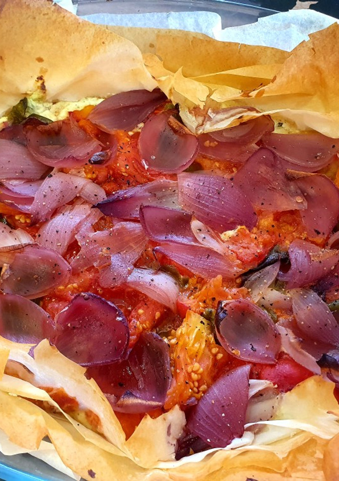 Una foto de Tarta salada de verduras sobre una capa de queso ricotta al pesto