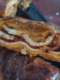 Una foto de Empanada de hojaldre de lomo con bacon y sobrasada picante