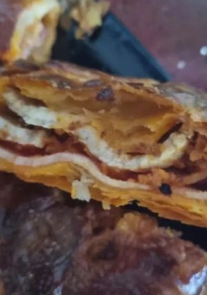 Una foto de Empanada de hojaldre de lomo con bacon y sobrasada picante