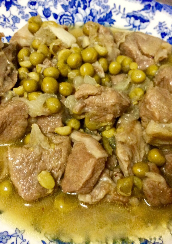 Una foto de Paletilla de cordero recental con guisantes