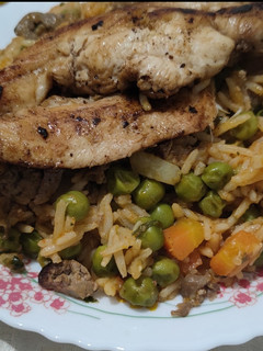 صورة لوصفة رز العنبر بالخضار وصدر دجاج مشوي 😋😋😋😋
