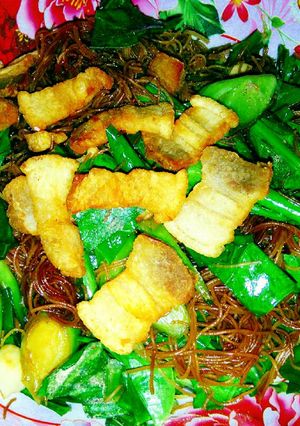 รูปของ เส้นหมี่ผัดซีอิ้วคะน้าหมูกรอบ