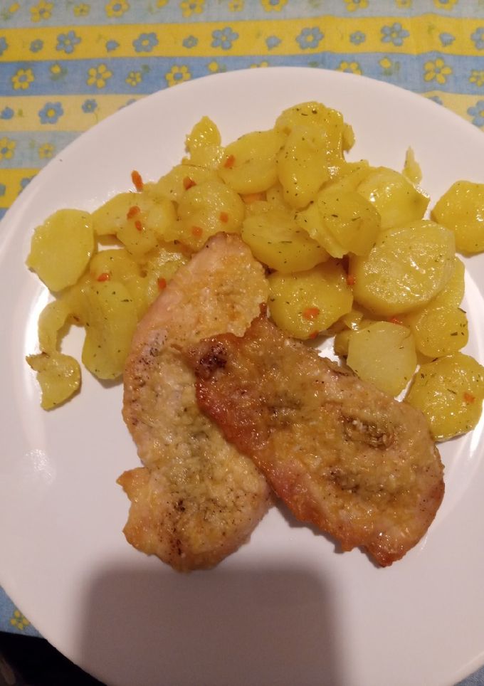 Parmezános csirkemell, tepsis krumplival recept fotója