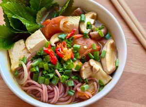 Hình của món 🌱 Bún Gạo Lứt Nước Lèo Cà Chua Nấm Hương Chay.