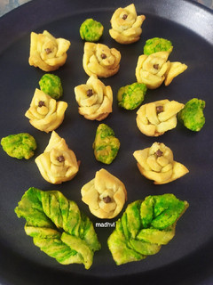 नमकीन मठरी (Namkeen Mathri recipe in Hindi) रेसिपी मुख्य फोटो