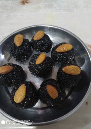 કાળા તલ ના લાડુ (Black Til Ladoo Recipe In Gujarati) રેસીપી મુખ્ય ફોટો