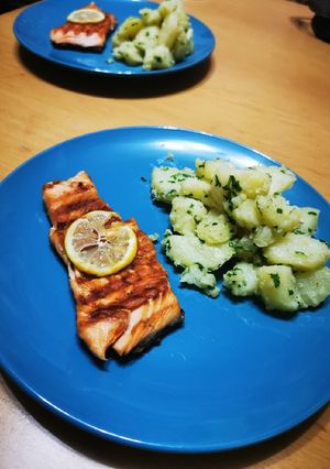 O poză a rețetei Somon la grill cu cartofi natur.