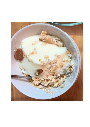 Hình của món Sữa chua mix yến mạch, long nhãn, nho khô, hạt điều.