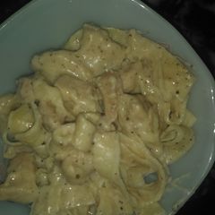 A picture of Chicken Alfredo pasta.