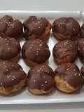 Bignè con crema al caffè e cioccolato