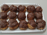 Bignè con crema al caffè e cioccolato