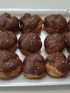 Foto di Bignè con crema al caffè e cioccolato