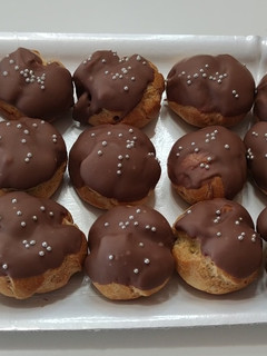 Foto di Bignè con crema al caffè e cioccolato