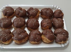 Foto di Bignè con crema al caffè e cioccolato