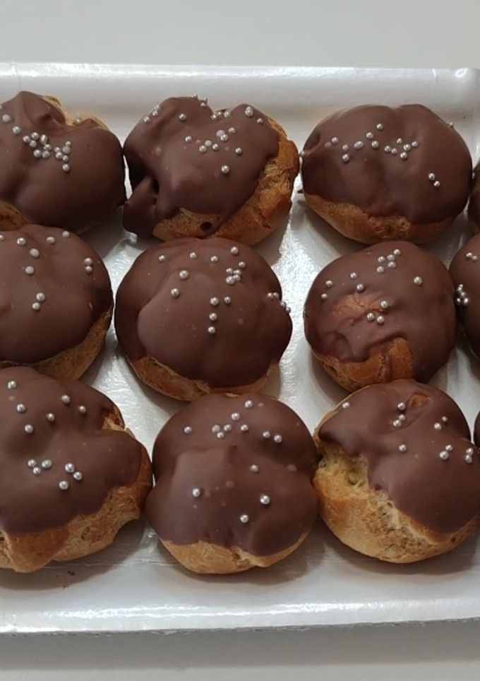 Foto di Bignè con crema al caffè e cioccolato